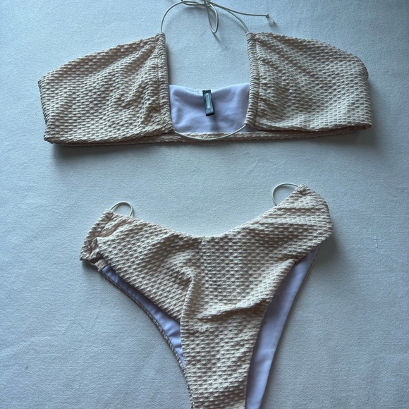 PrettyLittleThing Textured Bikini set - Picture 1 of 1